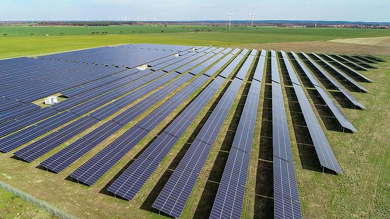 Ein Solarpark auf freier Fläche: Wenn Energie aus erneuerbaren Quellen nicht sofort verbraucht wird, braucht es große Batteriespeicher, wie nun auch in Iphofen einer geplant ist.