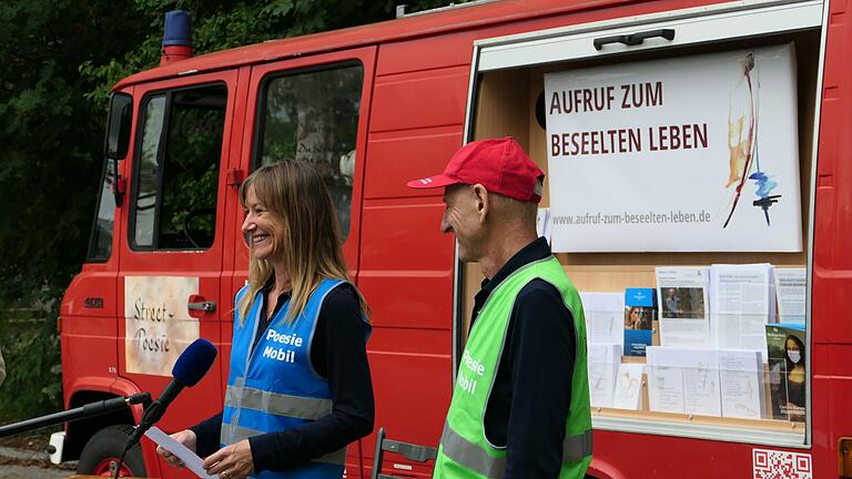 Uta Galuska und Joachim Galuska waren mit dem poesie-Mobil unterwegs. Sie haben schon ein Ziel für die nächste Reise damit: Berlin.       -  Uta Galuska und Joachim Galuska waren mit dem poesie-Mobil unterwegs. Sie haben schon ein Ziel für die nächste Reise damit: Berlin.