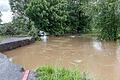 Am Sonntag nach dem Hochwasser in Schwarzach am 9. Juli 2021 sieht man die abgesunkene Brücke über die Schwarzach und die weggespülten Uferteile.