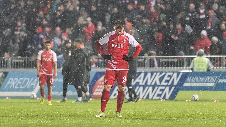 Dem Abgrund einen Schritt näher: Nach dem 1:2 gegen den 1. FC Kaiserslautern ist Kickers-Akteur Marvin Pourié die Enttäuschung deutlich anzusehen.