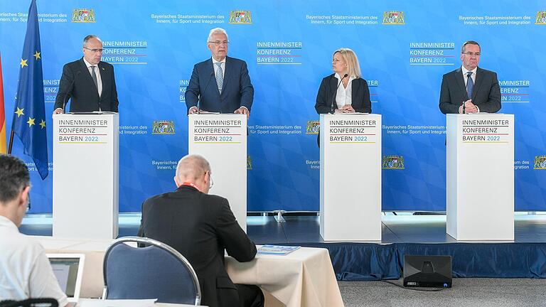 Bei der Abschlusskonferenz in Würzburg (von links): Peter Beuth (CDU, Hessen), Sprecher der CDU/CSU-Minister, Gastgeber Joachim Herrmann (CSU), Bundesinnenministerin Nancy Faeser (SPD) und Boris Pistorius (SPD, Niedersachsen), Sprecher der SPD-Minister.