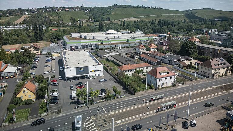 Anstelle des früheren Kupsch-Markts und den seit längeren nicht genutzten benachbarten Flächen an der Mergentheimer Straße (im Bild rechts) soll bald ein neuer großer Edeka-Markt entstehen. Die Pläne sind an diesem Dienstag Thema im Planungs-, Umwelt- und Mobilitätsausschuss des Stadtrates. Anstelle des früheren Kupsch-Markts und den seit längeren nicht genutzten benachbarten Flächen an der Mergentheimer Straße (im Bild rechts) soll bald ein neuer großer Edeka-Markt entstehen. Die Pläne sind an diesem Dienstag Thema im Planungs-, Umwelt- und Mobilitätsausschuss des Stadtrates.