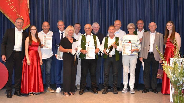 Beim Kommers des TSV Erlabrunn wurden langjährige Mitglieder ausgezeichnet (beginnend ab Dritter von links): Peter März (40 Jahre), Achim Muth (50 Jahre), Marliese März (40 Jahre); Bruno Hartmann (50 Jahre), Helmut Flach (60 Jahre), Dieter Römisch (50 Jahre), Matthias Roth (50 Jahre), Stefan Warmuth (50 Jahre), Waltraud Herbert (50 Jahre), Siegfried Kößler (50 Jahre) und Viktor Warmuth (65 Jahre). Links TSV-Vorstand Thomas Schmitt. Beim Kommers des TSV Erlabrunn wurden langjährige Mitglieder ausgezeichnet (beginnend ab Dritter von links): Peter März (40 Jahre), Achim Muth (50 Jahre), Marliese März (40 Jahre); Bruno Hartmann (50 Jahre), Helmut Flach (60 Jahre), Dieter Römisch (50 Jahre), Matthias Roth (50 Jahre), Stefan Warmuth (50 Jahre), Waltraud Herbert (50 Jahre), Siegfried Kößler (50 Jahre) und Viktor Warmuth (65 Jahre). Links TSV-Vorstand Thomas Schmitt.
