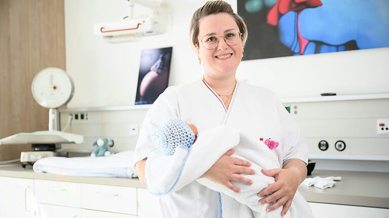 2023 haben 418 Babys in der Klinik das Licht der Welt erblickt, hier symbolisch dargestellt durch eine Übungspuppe. 2023 haben 418 Babys in der Klinik das Licht der Welt erblickt, hier symbolisch dargestellt durch eine Übungspuppe.