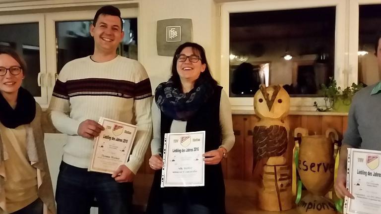Die Sieger zum Liebling des Jahres 2016: (von links) Moderatorin Anja Friedrich, der dritte Sieger Thomas Werner, Sonja Schilling mit der Urkunde für den zweiten Sieger, nämlich alle Helfer der Concordia, und Tobias Lindner, der als Coach der Reserve-Kicker die Trophäe für die Sieger entgegennahm. Die Sieger zum Liebling des Jahres 2016: (von links) Moderatorin Anja Friedrich, der dritte Sieger Thomas Werner, Sonja Schilling mit der Urkunde für den zweiten Sieger, nämlich alle Helfer der Concordia, und Tobias Lindner, der als Coach der Reserve-Kicker die Trophäe für die Sieger entgegennahm.
