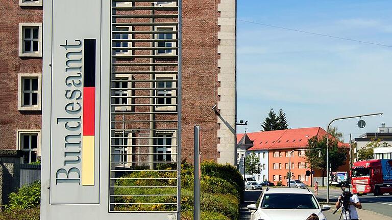 De Maiziere besucht Bundesamt für Migration und Flüchtlinge       -  Nürnberger Bundesamt für Migration und Flüchtlinge: Die in der Flüchtlingskrise liegen gebliebene Arbeit verschlechtert die Statistik im Wahljahr.