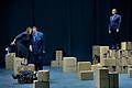 Der fliegende Holländer steht auf Kartons, von links: Ricarda Merbeth (Senta). Peter Rose (Daland), John Lundgren (Holländer). In der Premiere sang Greer Grimsley den Daland.
