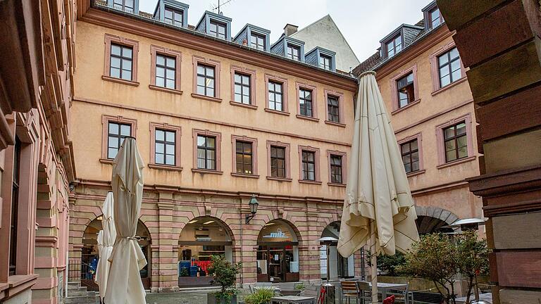 Der Hof Friedberg in der Bronnbacher Gasse. Typisch für Greissing ist der Wechsel zwischen rotem und gelbem Sandstein. Der Hof Friedberg in der Bronnbacher Gasse. Typisch für Greissing ist der Wechsel zwischen rotem und gelbem Sandstein.