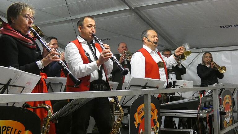 Zum ersten Mal gab es am Straßenfest ein Zelt, in dem ausschließlich Blasmusik gespielt wurde, wie hier zum Beispiel von der Heimatkapelle Ziegelanger mit ihrem Dirigenten Ernst Ullrich (Dritter von links). Zum ersten Mal gab es am Straßenfest ein Zelt, in dem ausschließlich Blasmusik gespielt wurde, wie hier zum Beispiel von der Heimatkapelle Ziegelanger mit ihrem Dirigenten Ernst Ullrich (Dritter von links).