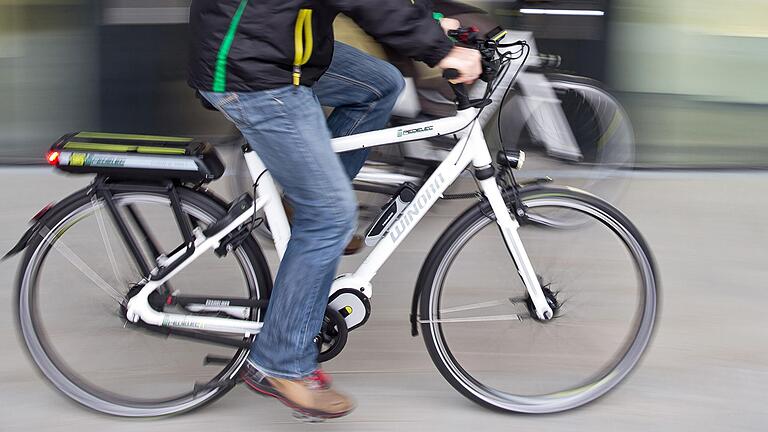 Das Symbolfoto zeigt einen Mann auf einem E-Bike. Ein solches hat ein Mann für nur 300 Euro gekauft – und landete vor Gericht. Das Symbolfoto zeigt einen Mann auf einem E-Bike. Ein solches hat ein Mann für nur 300 Euro gekauft – und landete vor Gericht.