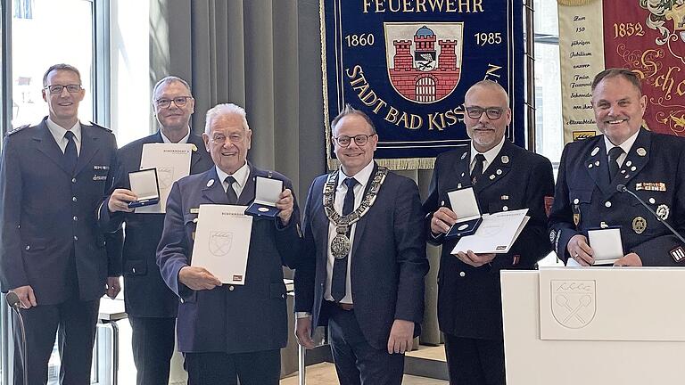 Harald Albert, Thomas Baumgart, Klaus Horch und Karl-Heinz Mehringer wurden für ihr Engagement für die langjährige Freundschaft mit der Feuerwehr Stadt Schorndorf von Oberbürgermeister Bernd Hernikel mit der Daimlermedaille der Stadt Schorndorf a...       -  Harald Albert, Thomas Baumgart, Klaus Horch und Karl-Heinz Mehringer wurden für ihr Engagement für die langjährige Freundschaft mit der Feuerwehr Stadt Schorndorf von Oberbürgermeister Bernd Hernikel mit der Daimlermedaille der Stadt Schorndorf ausgezeichnet.