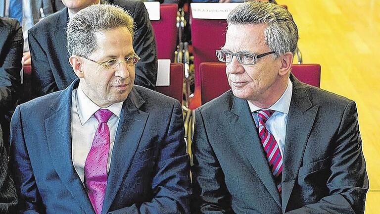 Das heimliche Thema einer Konferenz: Bundesinnenminister Thomas de Maiziere (rechts) und Verfassungsschutzpräsident Hans-Georg Maaßen hatten zu einer Diskussion über Terrorismus eingeladen. Das Interesse galt aber dem BND-Skandal. Das heimliche Thema einer Konferenz: Bundesinnenminister Thomas de Maiziere (rechts) und Verfassungsschutzpräsident Hans-Georg Maaßen hatten zu einer Diskussion über Terrorismus eingeladen. Das Interesse galt aber dem BND-Skandal.