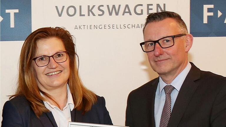 Fehrer hat sich mit Mittelarmlehnen im FAST-Programm der Volkswagen AG erfolgreich qualifiziert und erhielt dafür eine Urkunde, die Anke Kuhlmann-Cattau aus der Hand von Johannes Neft von VW entgegennahm. FOTO: VW AG
