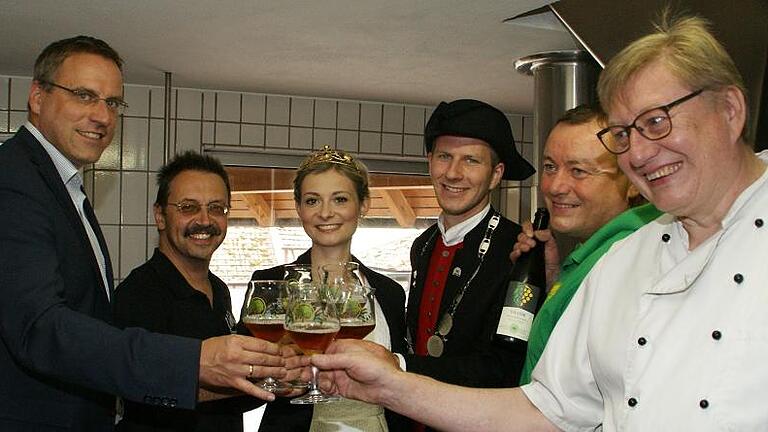 Auf die erfolgreich zum Getränk gewordene Symbiose aus Wein- und Bierfranken stoßen an (von links): Rauhenebrachs Bürgermeister Matthias Bäuerlein, Winzer Udo Vogt, die Prinzessin des Abt-Degen-Weintals, Elisabeth Goger, Bierprinz Sebastian Gocker, Braumeister Helmut Bayer und Küchenchef Michael Bayer.
