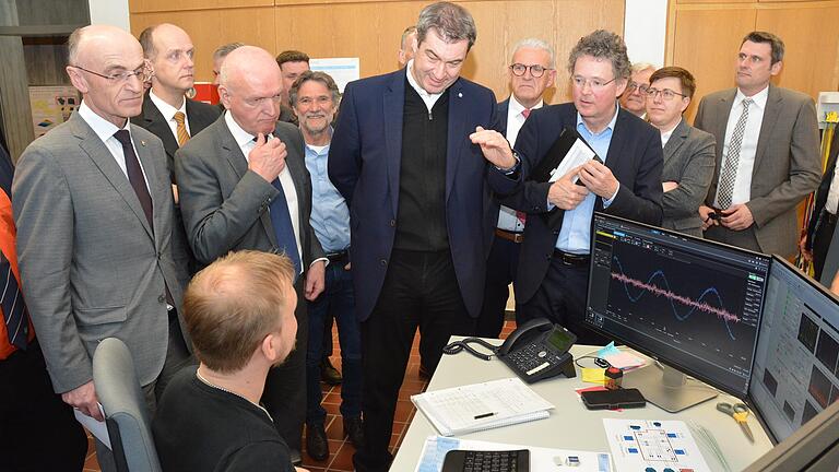 Im Gespräch über neueste Forschungen in Sachen Elektromobilität. Ministerpräsident Markus Söder (Mitte) in den Laboren des TTZ gemeinsam mit (von links) Landrat Wilhelm Schneider (Landkreis Haßberge), dem Präsidenten der Fachhochschule Würzburg-Schweinfurt, Professor Robert Grebner, Landrat Thomas Habermann, 3. Bürgermeister Karl Breitenbücher, Bürgermeister Bruno Altrichter, TTZ-Leiter Professor Ansgar Ackva, Bürgermeisterin Birgit Erb (Oberelsbach) und Dr. Jörg Geier (Kreisentwicklung Landratsamt).