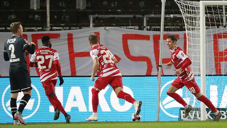 Früher Jubel: Marvin Pieringer feiert sein Tor zum 1:0. Früher Jubel: Marvin Pieringer feiert sein Tor zum 1:0.