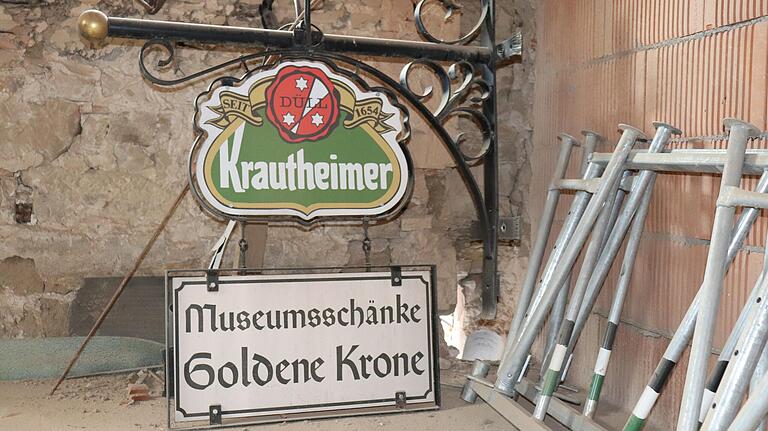 In einer Ecke des entkernten Altbaus steht der alte Ausleger der Mönchsondheimer Gaststätte Goldene Krone. In einer Ecke des entkernten Altbaus steht der alte Ausleger der Mönchsondheimer Gaststätte Goldene Krone.
