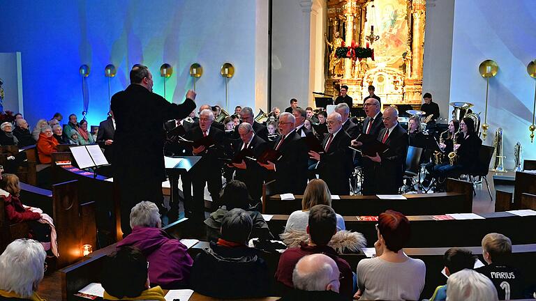 Der Musikverein Waigolshausen mit dem Männergesangsverein 'Frohsinn' Waigolshausen. Der Musikverein Waigolshausen mit dem Männergesangsverein 'Frohsinn' Waigolshausen.