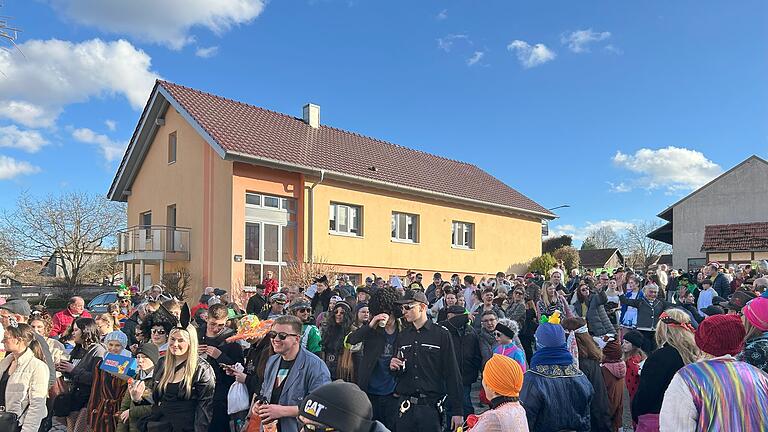 Zuschauer - Faschingszug in Schwärzelbach Zuschauer - Faschingszug in Schwärzelbach