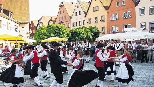 Dem Ziel „Belebung der Innenstadt“ will die Stadt Gemünden mit Stadtmarketing näher kommen. Dem Ziel „Belebung der Innenstadt“ will die Stadt Gemünden mit Stadtmarketing näher kommen.