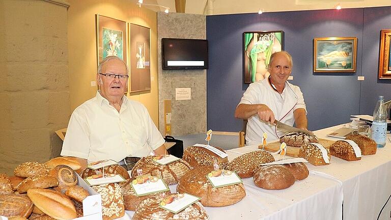 Claus Lux, Ehrenobermeister der Kitzinger Bäckerinnung, und Manfred Stiefel, Brotprüfer des Deutschen Brotinstituts, bei der Brotprüfung im Kitzinger Rathaus. 40 von Bäckereien im Landkreis abgegebenen Produkte werden auf verschiedene Kriterien überprüft. Fotos: Caroline Münch