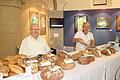 Claus Lux, Ehrenobermeister der Kitzinger Bäckerinnung, und Manfred Stiefel, Brotprüfer des Deutschen Brotinstituts, bei der Brotprüfung im Kitzinger Rathaus. 40 von Bäckereien im Landkreis abgegebenen Produkte werden auf verschiedene Kriterien überprüft. Fotos: Caroline Münch