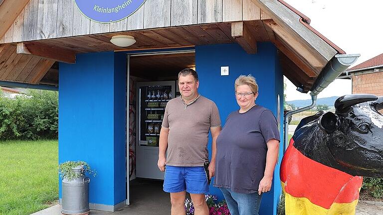 Familie Hörner aus Kleinlangheim hat seit ungefähr fünf Jahren einen Verkaufsautomaten und eine Milchtankstelle. Fotos: Caroline Münch