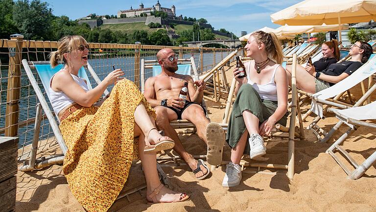 Der Sommer ist da! Junge Leute genießen das schöne Wetter am Stadtstrand in Würzburg.