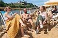 Der Sommer ist da! Junge Leute genießen das schöne Wetter am Stadtstrand in Würzburg.