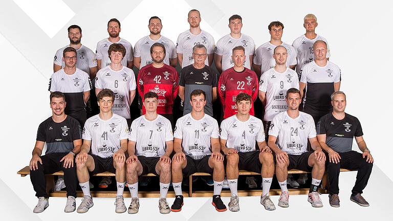 Mit diesem Kader geht die DJK Waldbüttelbrunn in die Handball-Bayernliga-Saison 2023/24: (hinten von links) David Winheim, Julian Stumpf, Leon Rastner, Linus Geis, Jannik Renz, Gustav Dannhäuser, Tobias Glöggler, (Mitte von links) Co-Trainer Nico Emmerling, Lennard Karl, Markus Leikauf, Mannschaftsverantwortlicher Karl Endres, Max Feuerbacher, Lars Becker, Trainer Julian Bötsch, (vorne von links) Physiotherapeut Nikolai Jovicevic, Lukas Grimmer, Julius Rauch, Elias Bergmann, Nico Elbert, Linus Dürr und  Physiotherapeut Ferdi G. de Barros.