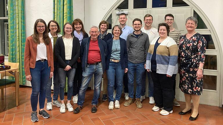 Im Bild Sophia Weisenseel (Beisitzerin), Gaby Schuhmann (Kassenprüferin), Nathalie Grief (Beisitzerin), Christine Schenk (Kassenprüferin), Roland Münch (Beisitzer), Elisabeth Grief (Beisitzerin), Monika Weber (1. Vorsitzende), Johannes Ebert (Dirigent Stadtkapelle), Julian Weber (Dirigent ffortissimo-Jugendorchester), Steven Grötsch (2. Vorsitzender), Sabine Thanisch (Schriftführerin), Paul Schuhmann (Jugendvertreter), Karina Werner (2. Bürgermeisterin).