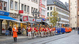 Das neue Würzburger Prinzenpaar Katharina Walker I. und Christoph Walker I. „vom Stylischen Haar“ wurde feierlich am 11.11.2024 am Sternplatz verkündet. Im Zuge dessen wurde somit die 5. Jahreszeit eingeleitet.