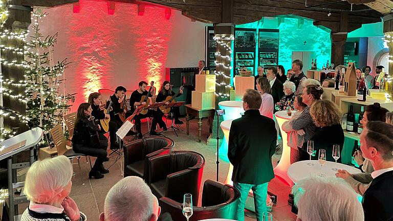 Mit Klängen des Gitarrenensembles 'String time' der Musikschule, kulinarischen Köstlichkeiten und anregenden Gesprächen feierte der Stadtrat seinen Jahresabschluss in der letzten Sitzung 2024.