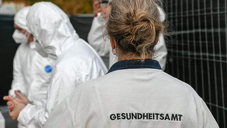 Inzidenzwerte – maßgeblich für mögliche Einschränkungen – will das Würzburger Gesundheitsamt künftig nicht mehr selbst vermelden. Das Bild zeigt eine Mitarbeiterin auf der Teststation auf der Talavera.