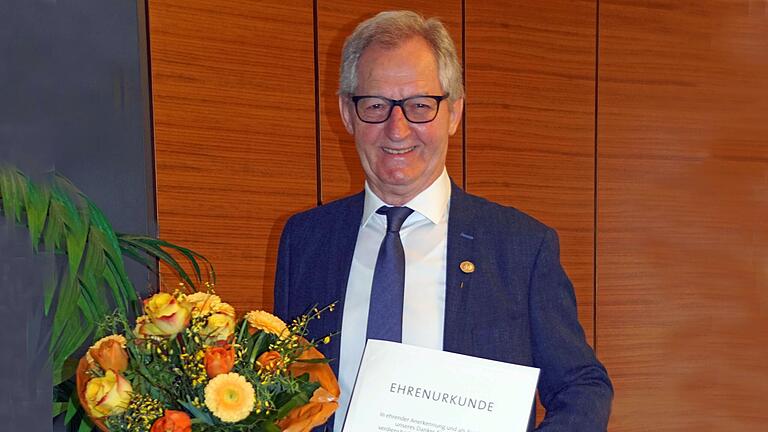 Klaus Schauer bekam die Silberne Ehrennadel des Genossenschaftsverbands Bayern.