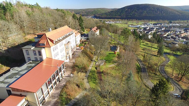 Die Stadt Lohr hat drei neue Trauorte für standesamtliche Eheschließungen unter freiem Himmel gewidmet. Einer davon ist der Umgriff des kleinen Teichs im Park unterhalb der Franziskushöhe.