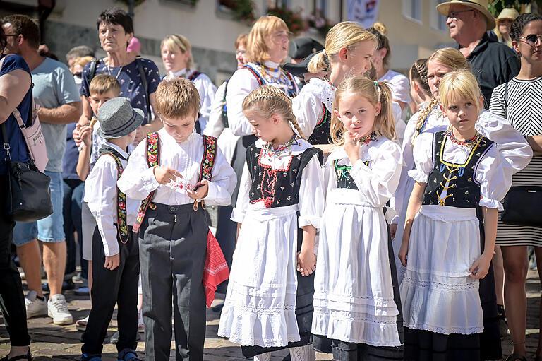 Trachtentänze auf dem Marktplatz in Marktheidenfeld. Trachtentänze auf dem Marktplatz in Marktheidenfeld.