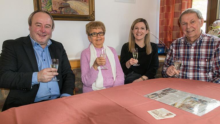 An ihrem Lieblingsplatz, in der Ecke der ehemaligen Weinstube Bechold, stoßen sie gemeinsam auf den 80. Geburtstag von Maria Zügner an (von links): Bürgermeister Sven Nickel, Jubilarin Maria Zügner, Enkelin Saskia Schmitt und Ehemann Werner Zügner.