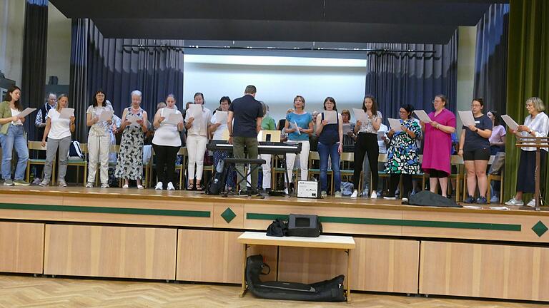 Der große Chor des Mellrichstädter Sängervereins bei Proben auf der Bühne der Oskar-Herbig-Halle.