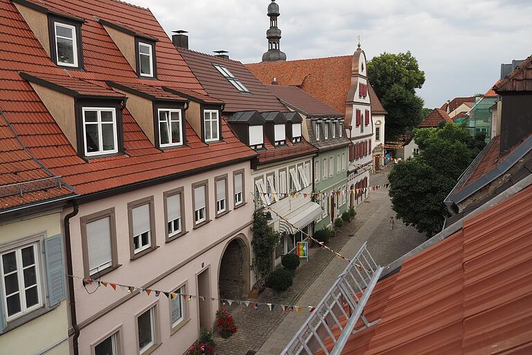 Die Burggasse gilt als Ur-Schweinfurt: Die Burggasse 17 ragt zwischen dem ersten Gasthaus 'Grüner Baum' und der Salvatorkirche auf. Die Burggasse gilt als Ur-Schweinfurt: Die Burggasse 17 ragt zwischen dem ersten Gasthaus 'Grüner Baum' und der Salvatorkirche auf.