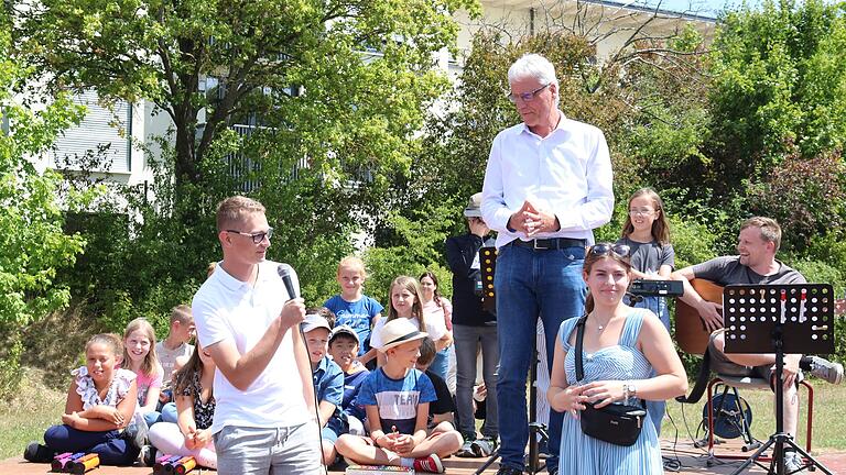 Begrüßung der Schulfamilie mit Schulleiter Walter Schäffer.