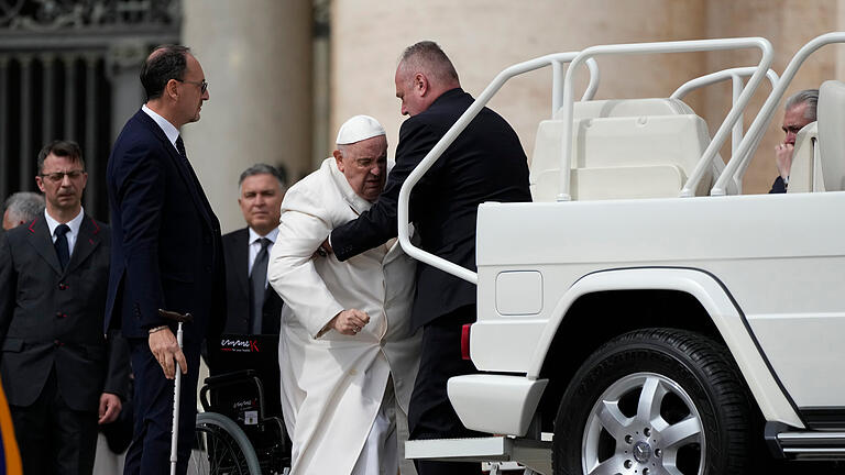 Wöchentliche Generalaudienz im Vatikan.jpeg       -  Offensichtlich mit starken Schmerzen: Papst Franziskus benötigte am Mittwoch nach der wöchentlichen Generalaudienz Hilfe, um von seinem Rollstuhl in das Papamobil zu gelangen.