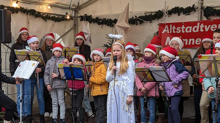 Das Weihnachtsengelchen Lina Sauer eröffnet den Weihnachtsmarkt.       -  Das Weihnachtsengelchen Lina Sauer eröffnet den Weihnachtsmarkt.