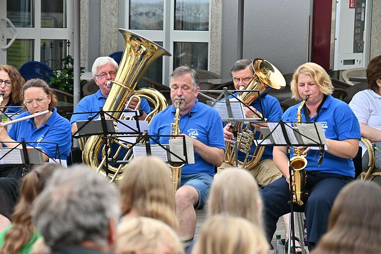 Kein Fest in Höchberg ohne die Mitwirkung der Musikfreunde, wie hier beim ökumenischen Gottesdienst am Sonntagmorgen.