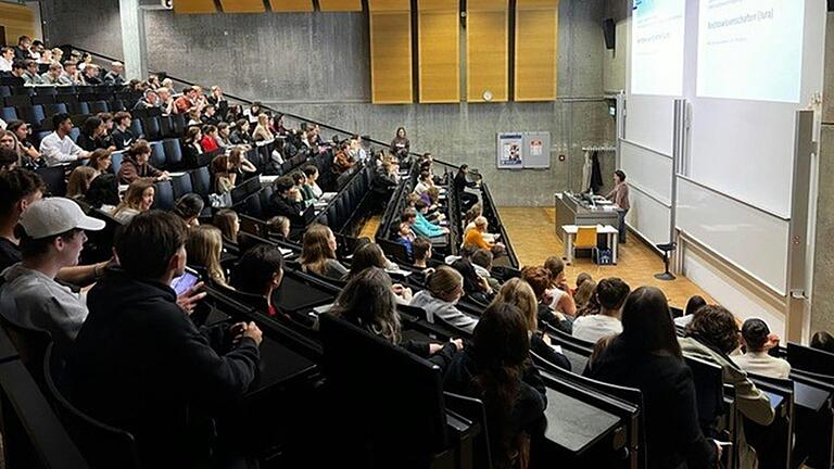 Schülerinnen und Schüler bei der Vorstellung eines Studiengangs in den Hörsälen der THWS.