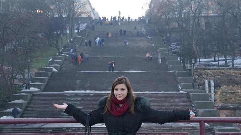 Lena Schuster während ihres Praktikums in Odessa: vor der Potemkinschen Treppe mit 192 Stufen, dem Wahrzeichen der Stadt.