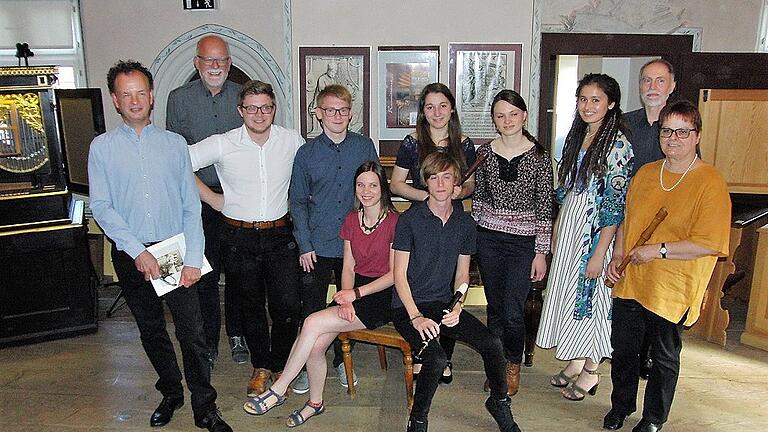 Museumsleiter Jörg Schindler-Schwabedissen (Zweiter von links) freute sich mit den Mitwirkenden der Berufsfachschule für Musik Bad Königshofen über das gelungene Konzert im Schloss Hanstein.