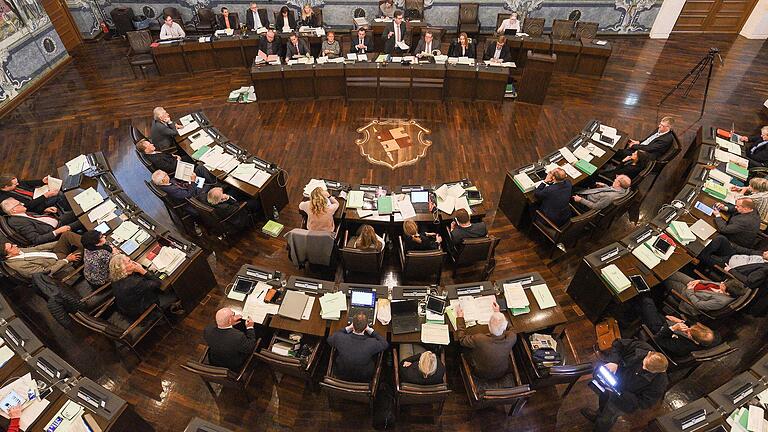 Die 50 neuen Stadträte sind gewählt und ausgezählt. Für manche Gruppierungen war das ein ganz schönes Auf und Ab. Die 50 neuen Stadträte sind gewählt und ausgezählt. Für manche Gruppierungen war das ein ganz schönes Auf und Ab. 