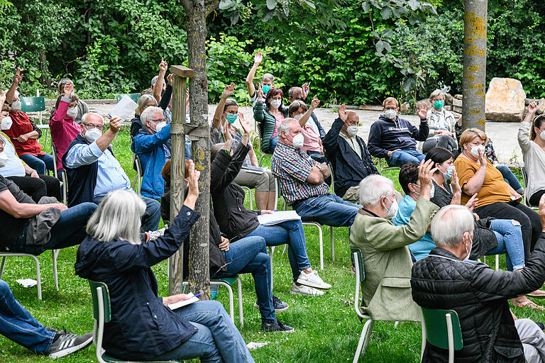 Über 60 Personen sind zur Gründung der Bürgerinitiative gegen einen geplanten Steinbruch am Ortsrand von Bütthard gekommen. Das Treffen fand am Haus der Musik statt. Über 60 Personen sind zur Gründung der Bürgerinitiative gegen einen geplanten Steinbruch am Ortsrand von Bütthard gekommen. Das Treffen fand am Haus der Musik statt.
