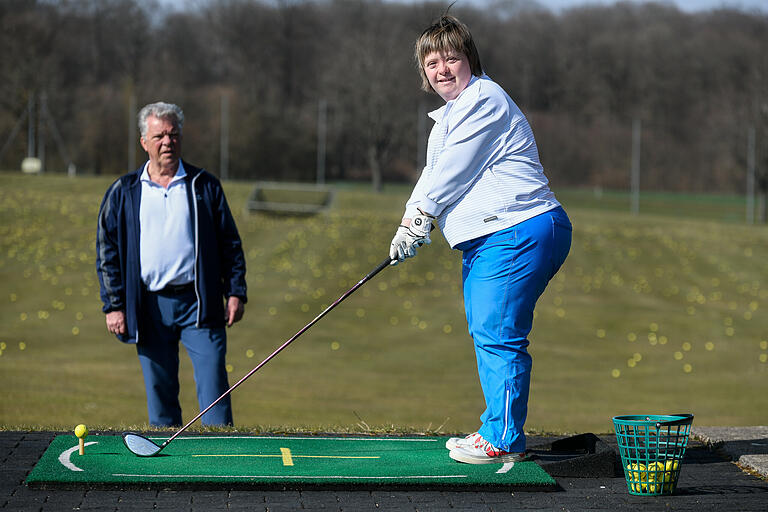 Konzentration beim Abschlag: Vater Udo Rinkowitz fördert die Golf-Karriere seiner Tochter Sarah.